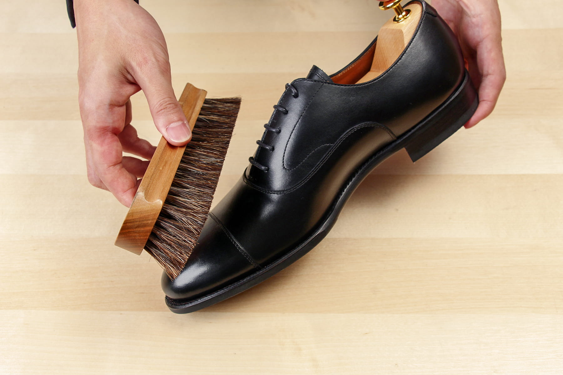 スムース革のお手入れ１：靴全体のホコリ・汚れを柔らかい馬毛ブラシで落とします