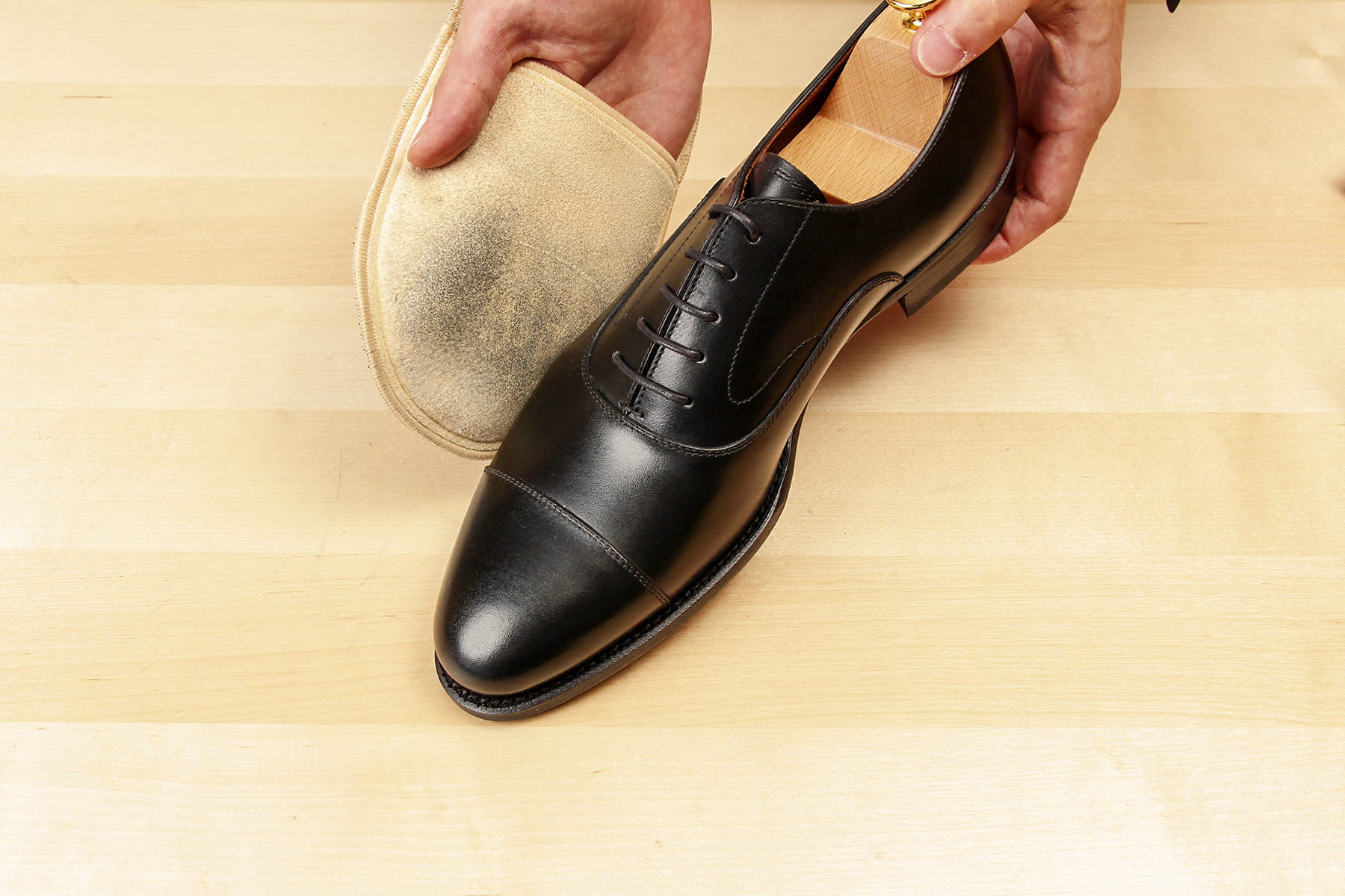 スムース革のお手入れ5：シュークリームを少量、布またはブラシに取り、靴全体に塗り伸ばします。