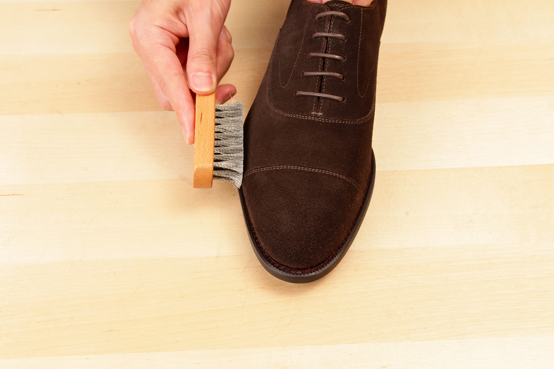 起毛素材のお手入れ１：靴全体のホコリを専用ブラシ（スエードブラシ）で落としながら、起毛革の毛並みを整えて下さい。
